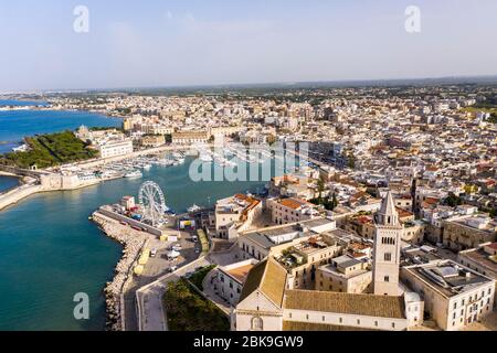 Veduta aerea, Cattedrale di San Nicola Pellegrino, Cattedrale del Mare di Trani, Puglia, Italia Meridionale Foto Stock