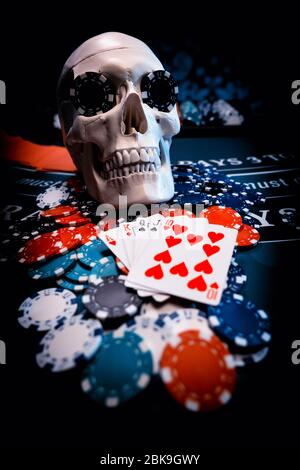 Cranio umano al tavolo Black Jack Foto Stock