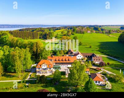 Hotel Schlossgut Oberambach allo Starnberger See, vicino Muensing, Fuenfseenland, registrazione di droni, colline alpine, alta Baviera, Baviera, Germania Foto Stock