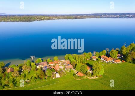 Villaggio Ambach al Starnberger See, vicino Muensing, Fuenfseenland, registrazione di droni, colline alpine, alta Baviera, Baviera, Germania Foto Stock