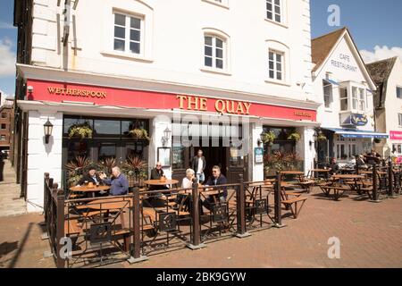 Poole Harbour, Dorset, Regno Unito-26 aprile 2018: The Quay Pub, Poole Quay. Foto Stock