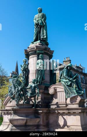 Memoriale a William Ewart Gladstone (1809-98), ex primo Ministro britannico, a Coats Crescent Gardens nel West End di Edimburgo, Scozia, Regno Unito Foto Stock