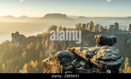 Vista sulla Wehlnadel con il Ponte di Bastei e Lilienstein, le montagne di arenaria dell'Elba, Germania Foto Stock