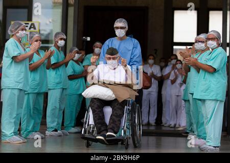 (200503) -- PECHINO, 3 maggio 2020 (Xinhua) -- Ernando Piveta (C), un veterano brasiliano della seconda guerra mondiale di 99 anni, viene dimesso dall'Armed Forces Hospital dopo essere stato recuperato dal COVID-19 a Brasilia, Brasile, 14 aprile 2020. Ernando Piveta, che era stato membro della forza di spedizione brasiliana, è stato ricoverato in ospedale il 6 aprile e trattato nel 'COVID reparto' della struttura dopo aver testato positivamente il virus, ha detto il Ministero della Difesa. Nato il 7 ottobre 1920, Piveta ha ricevuto la Medaglia della Vittoria dal Presidente brasiliano Jair Bolsonaro lo scorso anno per il suo servizio alla nazione. (Foto di Lu Foto Stock