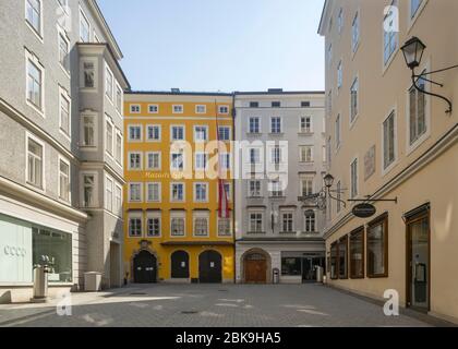 Lotti vacanti dovuti alla pandemia del coronavirus, luogo di nascita di Mozart, Getreidegasse, Salisburgo, Austria Foto Stock