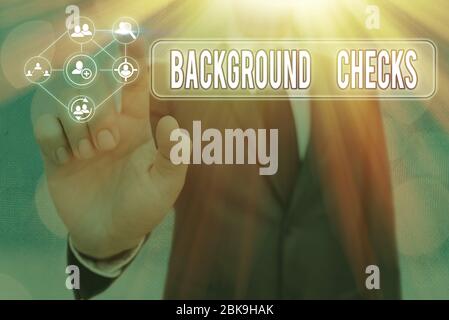 Scrittura concettuale a mano che mostra i controlli sullo sfondo. Concetto che significa cercare di compilare i casellari giudiziari per l'organizzazione Foto Stock