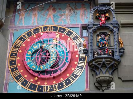 Carillon e orologio astronomico e citgogge, torre campanaria, nel centro storico di Berna, città interna, Berna, Canton Berna, Svizzera Foto Stock