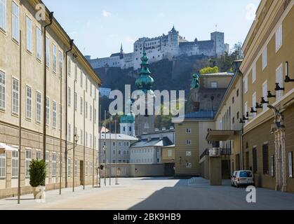 Lotti vacanti dovuti alla pandemia di coronavirus, Hofstallgasse con il Teatro del Grande Festival e la Fortezza di Hohensalzburg, Salisburgo, Austria Foto Stock