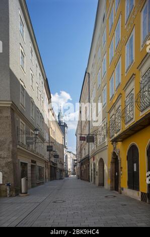 Lotti vacanti dovuti alla pandemia del coronavirus, luogo di nascita di Mozart, Getreidegasse, Salisburgo, Austria Foto Stock