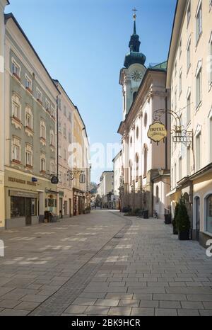 Partite vacanti a causa della pandemia del coronavirus, Linzergasse con la Chiesa di San Sebastiano, Salisburgo, Austria Foto Stock