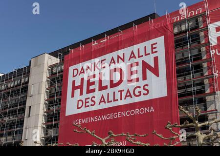 Grande bandiera con grazie agli eroi della pandemia di Corona, sul ponteggio di un edificio, Duesseldorf, Nord Reno-Westfalia, Germania Foto Stock