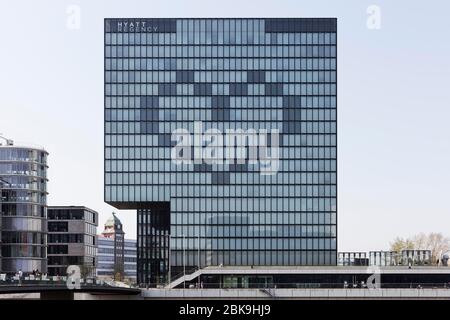 Le finestre formano un cuore sulla facciata dell'hotel Hyatt Regency chiuso, segno di solidarietà durante la pandemia di Corona, Duesseldorf, Nord Foto Stock