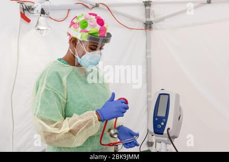 Gli operatori sanitari testano CoVid19 e discutono dell'antidoto e dei test in una tenda sterile a turni durante l'epidemia globale. Foto Stock