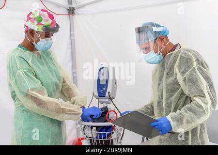 Gli operatori sanitari testano CoVid19 e discutono dell'antidoto e dei test in una tenda sterile a turni durante l'epidemia globale. Foto Stock