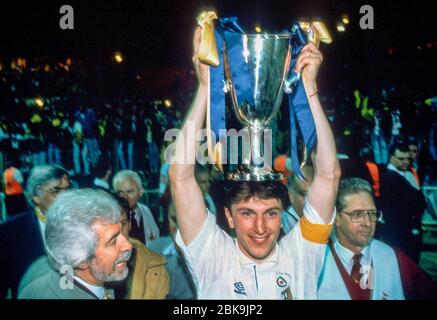 Stadio Wembley Londra Inghilterra 12.5.1993, Calcio: Coppa europea vincitori, Stagione 1992/93, finale, Parma AC vs Anversa 3:1 - Lorenzo MENOTTI (Parma) con coppa Foto Stock