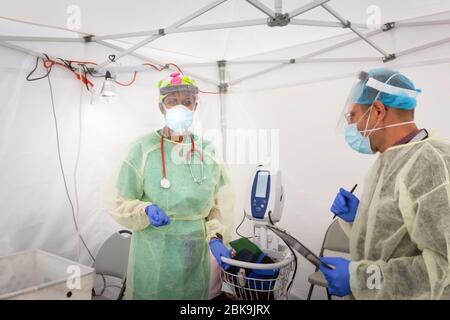 Gli operatori sanitari testano CoVid19 e discutono dell'antidoto e dei test in una tenda sterile a turni durante l'epidemia globale. Foto Stock