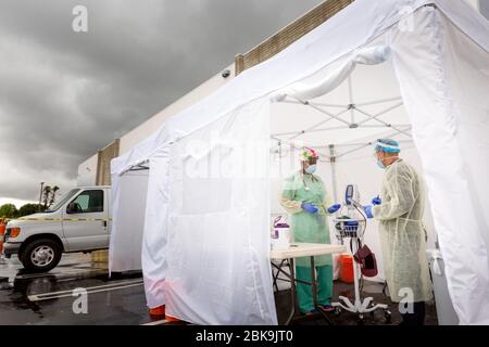 Gli operatori sanitari testano CoVid19 e discutono dell'antidoto e dei test in una tenda sterile a turni durante l'epidemia globale. Foto Stock