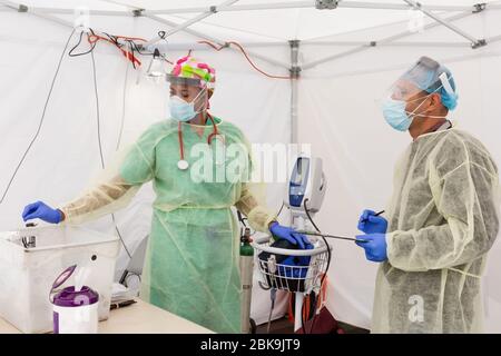 Gli operatori sanitari testano CoVid19 e discutono dell'antidoto e dei test in una tenda sterile a turni durante l'epidemia globale. Foto Stock