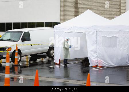 Gli operatori sanitari testano CoVid19 e discutono dell'antidoto e dei test in una tenda sterile a turni durante l'epidemia globale. Foto Stock