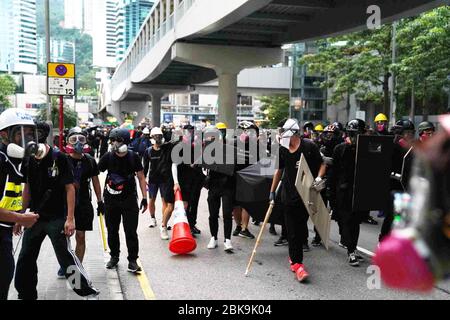 Pechino, Cina. 3 maggio 2020. I rioter lanciano un attacco alla polizia a Hong Kong, nel sud della Cina, il 31 agosto 2019. Credit: Xinhua/Alamy Live News Foto Stock