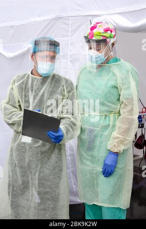 Gli operatori sanitari testano CoVid19 e discutono dell'antidoto e dei test in una tenda sterile a turni durante l'epidemia globale. Foto Stock