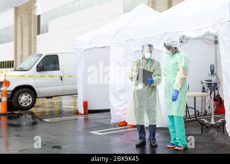 Gli operatori sanitari testano CoVid19 e discutono dell'antidoto e dei test in una tenda sterile a turni durante l'epidemia globale. Foto Stock