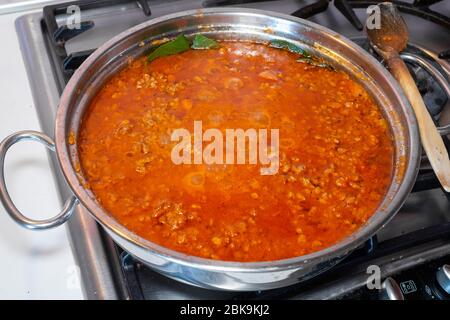 Cucina ragu a casa. - ragù è una salsa di carne per la pasta tipica dell'Emilia Romagna. Foto Stock