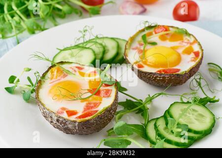 uova cotte in avocado, toast, colazione, primo piano Foto Stock