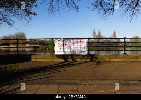 Lockdown London: Segnaletica eretta dal distretto londinese di hammersmith & fulham che dice agli utenti come comportarsi. Foto Stock