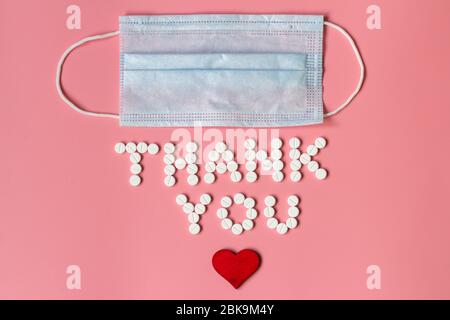 International's nurses Day, week Concept, Text Thank You by Tablets e cuore rosso su sfondo rosa. Foto Stock