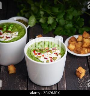 Zuppa di crema di broccoli su fondo di legno scuro. Purea verde vegetale Foto Stock