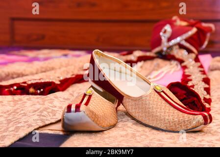 Incredibile cerimonia nuziale indù. Dettagli di tradizionale abbigliamento indiano da matrimonio. Accessori per matrimoni indù splendidamente decorati. Scarpe da scottino indiane Foto Stock