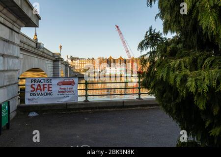 Lockdown London: Segnaletica eretta vicino a Putney Bridge dal quartiere londinese di hammersmith & fulham che dice agli utenti come comportarsi. Foto Stock