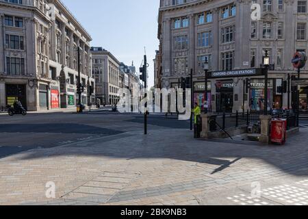 Lockdown London: Un Oxford Circus vuoto, normalmente animato da gente. Foto Stock