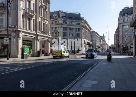 Lockdown London: Un Oxford Circus vuoto, normalmente animato da gente. Foto Stock