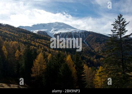 Frischer Schnee liegt auf dem Augstbordhorn oberhalb von Bürchen im Kanton Wallis, Schweiz Foto Stock