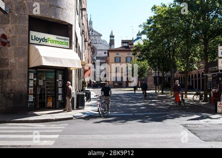 Cremona, Lombardia, Italia - 2020 maggio le persone si accodano fuori dalla farmacia Lloyds , le persone si sono messe in coda per entrare una volta per volta, in quanto si applicano nuove regole Foto Stock