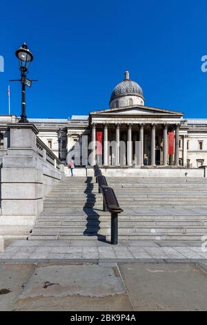 Lockdown London: La National Gallery vista da un Trafalgar Square praticamente deserto, diverso da uno o due selfisti-takers. Foto Stock