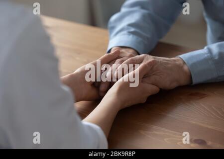 Infermiere donna che tiene le mani del paziente anziano dando un concetto di assistenza medica Foto Stock