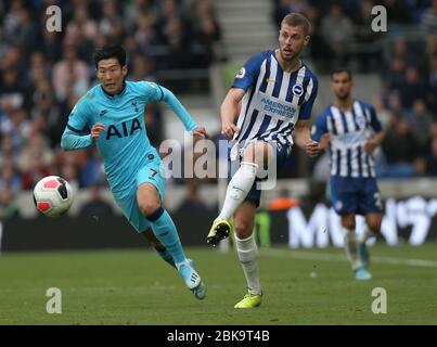 Adam Webster di Brighton si presenta per la palla contro Son Heung-min di Tottenham (L) durante una partita di calcio inglese della Premier League tra Brighton & Hove Albion e Tottenham Hotspur allo stadio Amex di Brighton, Gran Bretagna, 5 ottobre 2019 Foto Stock