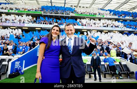 Il presidente Tony Bloom e la moglie Linda alla partita di Premier League tra Brighton e Hove Albion e Manchester City all'American Express Community Stadium di Brighton e Hove. 12 agosto 2017 - foto Simon Dack/immagini teleobiettivo. Le immagini della fa Premier League e della Football League sono soggette alla licenza DataCo. Vedere www.football-dataco.com solo per uso editoriale Foto Stock