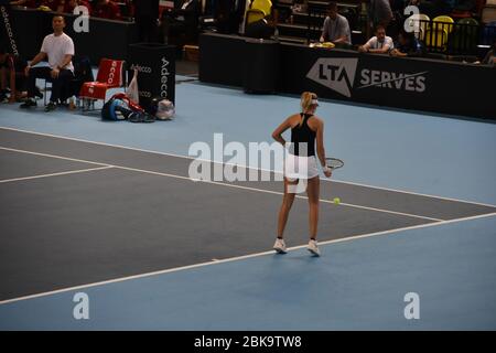 Katie Boulter sta per servire nella Coppa del tennis femminile Fed Cup 2019. Gran Bretagna vs Kazakistan alla Copper Box Arena di Londra Foto Stock