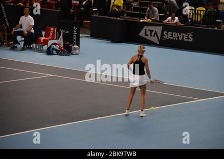 Katie Boulter sta per servire nella Coppa del tennis femminile Fed Cup 2019. Gran Bretagna vs Kazakistan alla Copper Box Arena di Londra Foto Stock