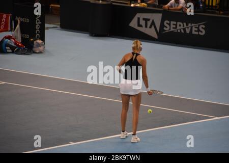 Katie Boulter sta per servire nella Coppa del tennis femminile Fed Cup 2019. Gran Bretagna vs Kazakistan alla Copper Box Arena di Londra Foto Stock