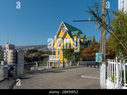Bellissimo edificio tradizionale in legno giallo a Valparaiso, Cile Foto Stock