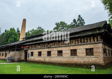 Vecchio forno tradizionale a legna da ardere per la produzione di porcellane in ceramica a Jingdezhen, noto come la capitale della porcellana ` Foto Stock