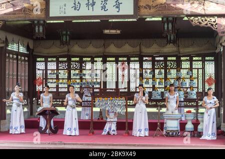 Jingdezhen, provincia di Jiangxi / Cina - 29 maggio 2014: Ensemble musicale femminile che esegue musica tradizionale cinese su strumenti di porcellana a Jingdezhen Foto Stock