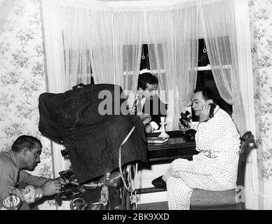 ORSON WELLES e EDWARD G. ROBINSON sul set candid con Camera Operator filmare IL REGISTA STRANIERO 1946 ORSON WELLES produttore S.P. Eagle International Pictures / The Haig Corporation / RKO radio Pictures Foto Stock