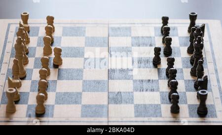 Pezzi di scacchi sul tabellone con fuoco selettivo. Concetto di motivazione e di business. Foto Stock