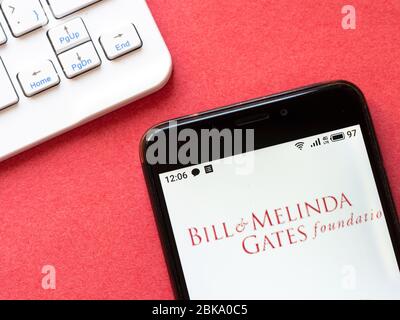 In questa illustrazione fotografica il logo Bill & Melinda Gates Foundation viene visualizzato su uno smartphone Foto Stock